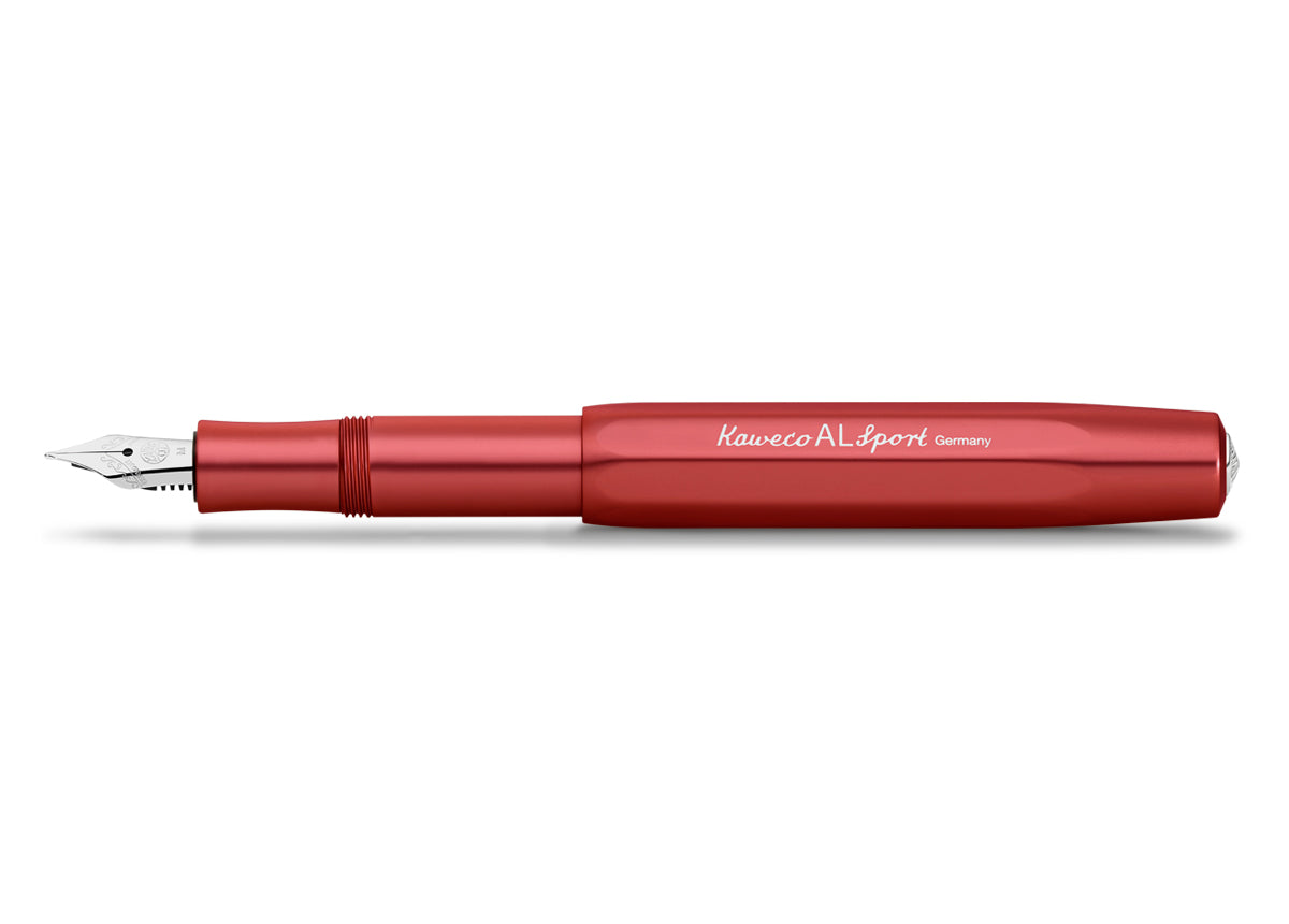 Kaweco Aluminium Füllhalter dunkelrot, auf der Seite liegend, mit geöffneter, auf das Ende geschraubter Kappe