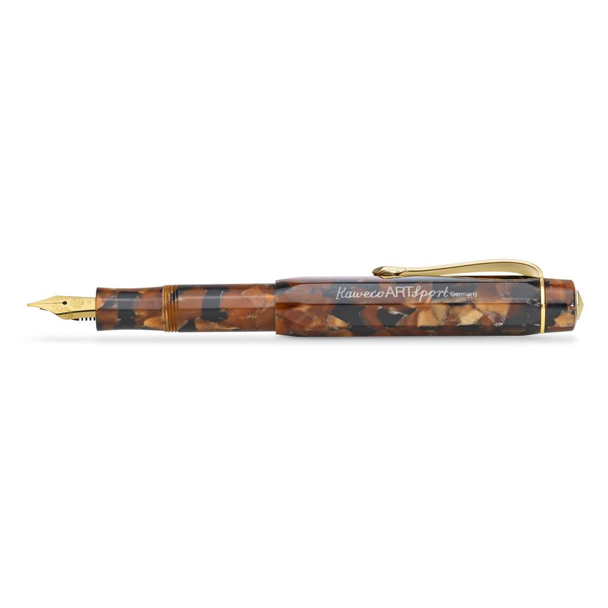 Kaweco Art aus Acryl in braun mit integriertem Clip in der Kappe. Geöffnet, Kappe ist auf das Ende gesteckt.