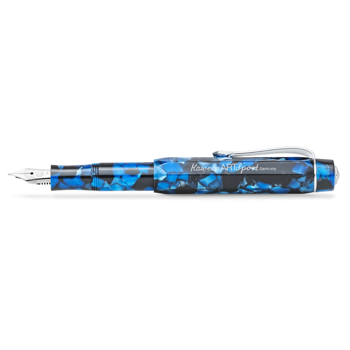 Kaweco Art aus Acryl in blau mit integriertem Clip in der Kappe. Geöffnet, Kappe ist auf das Ende gesteckt.