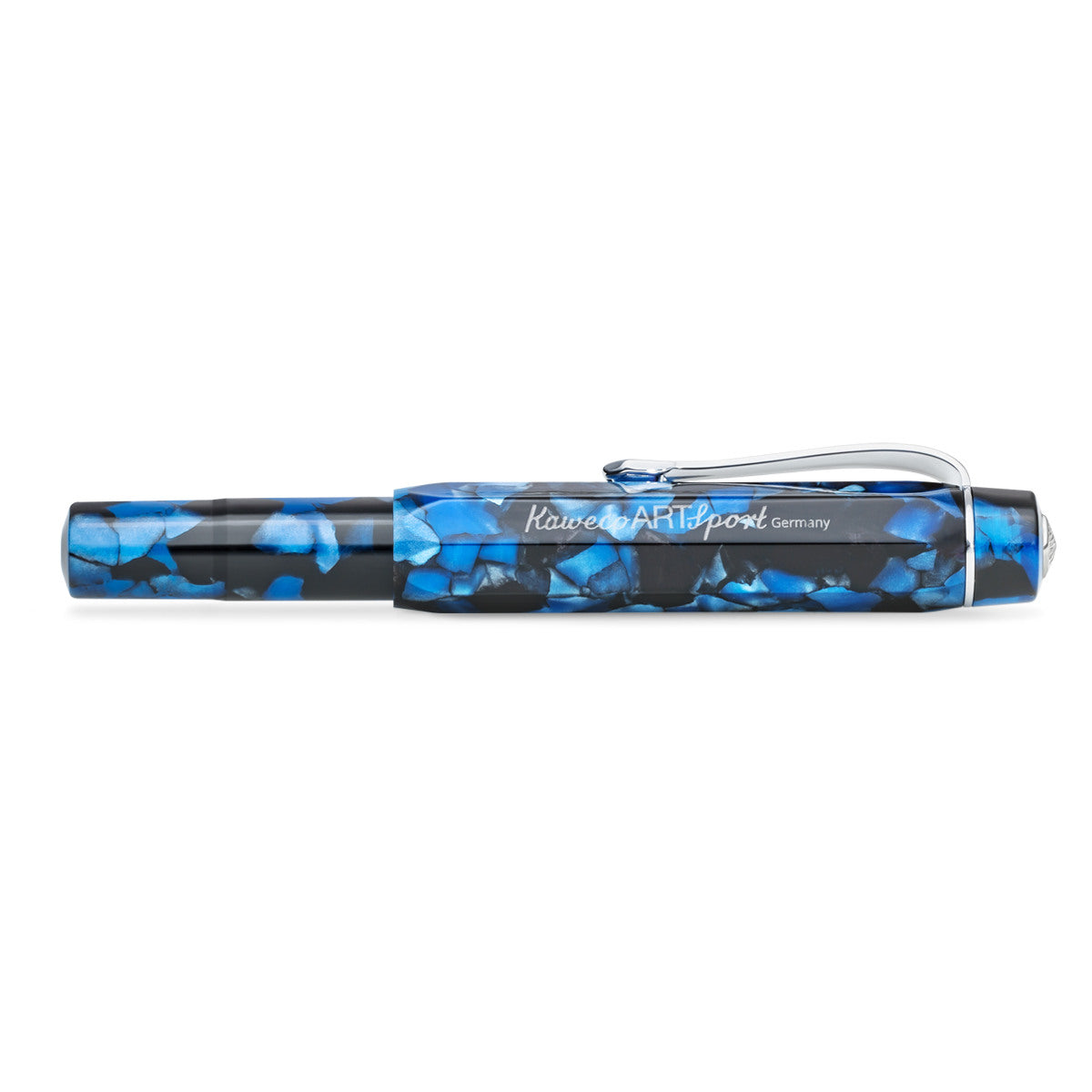 Kaweco Art aus Acryl in blau mit integriertem Clip in der Kappe. Geschlossen, silberne Inschrift in der Kappe.