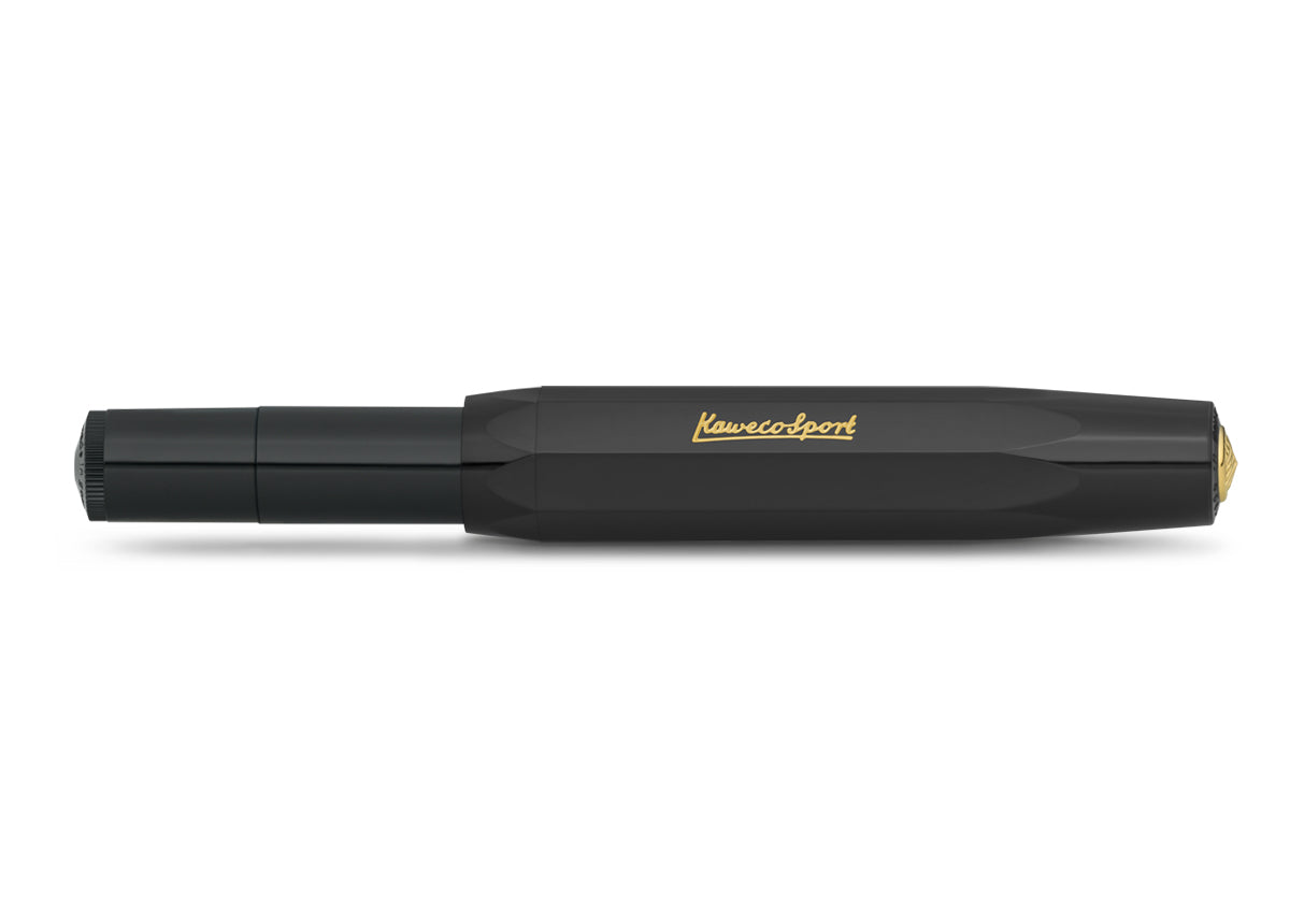 Schwarzer, geschlossener Kaweco Sport Classic Füllhalter mit goldenen Details, wie Feder und Inschrift auf der Kappe.