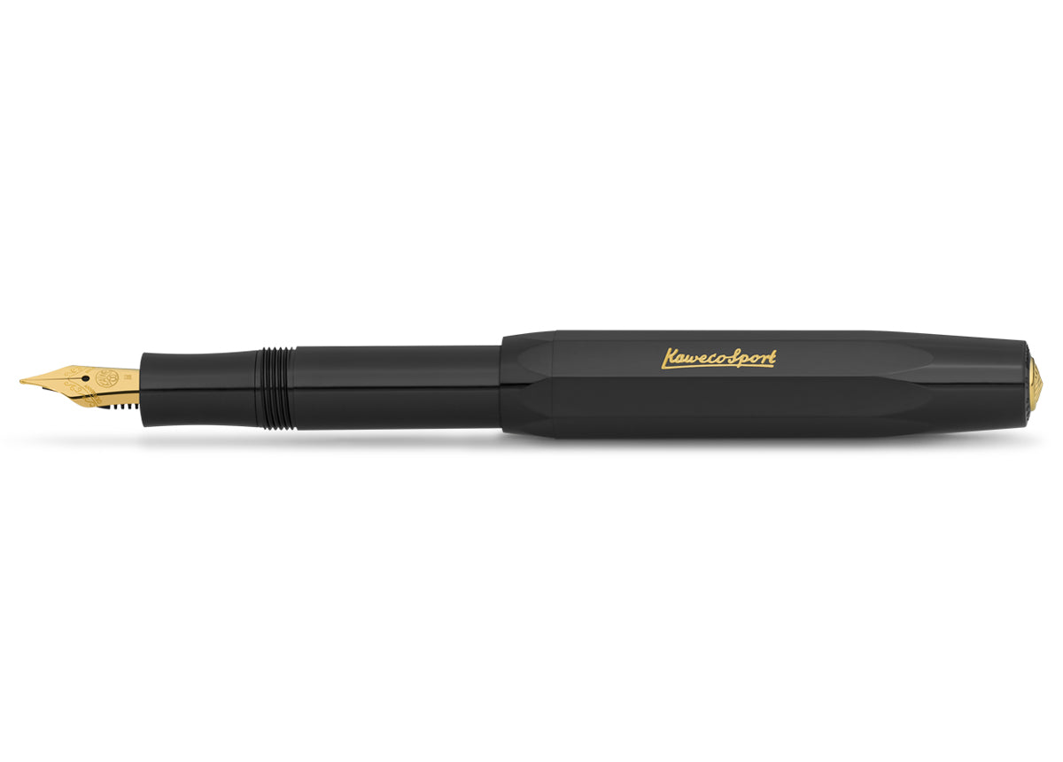 Schwarzer, geöffneter Kaweco Sport Classic Füllhalter mit goldenen Details, wie Feder und Inschrift auf der Kappe. Die Kappe ist auf das Ende gesteckt