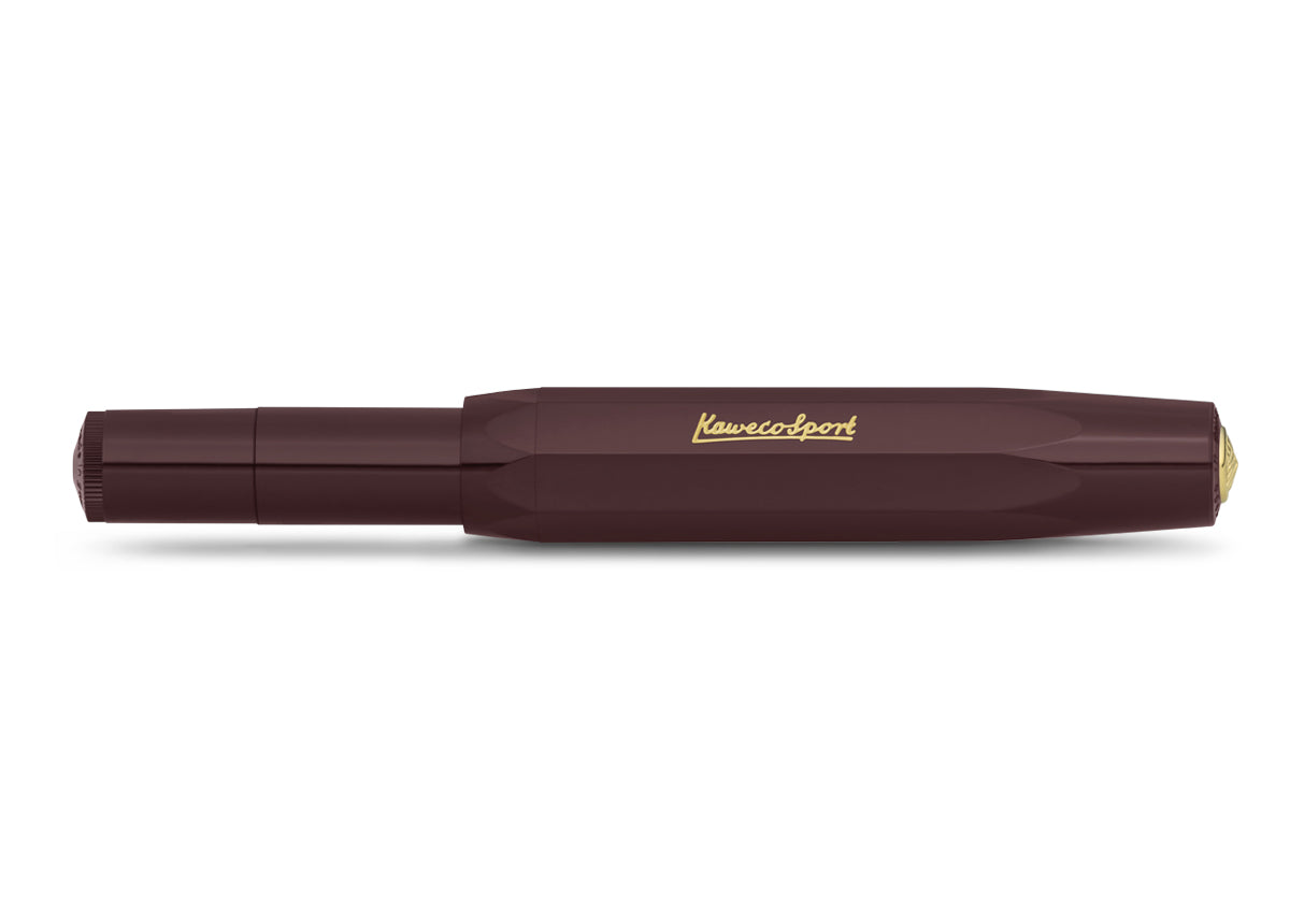Bordeauxfarbener, geschlossener Kaweco Sport Classic Füllhalter mit goldenen Details, wie Feder und Inschrift auf der Kappe.