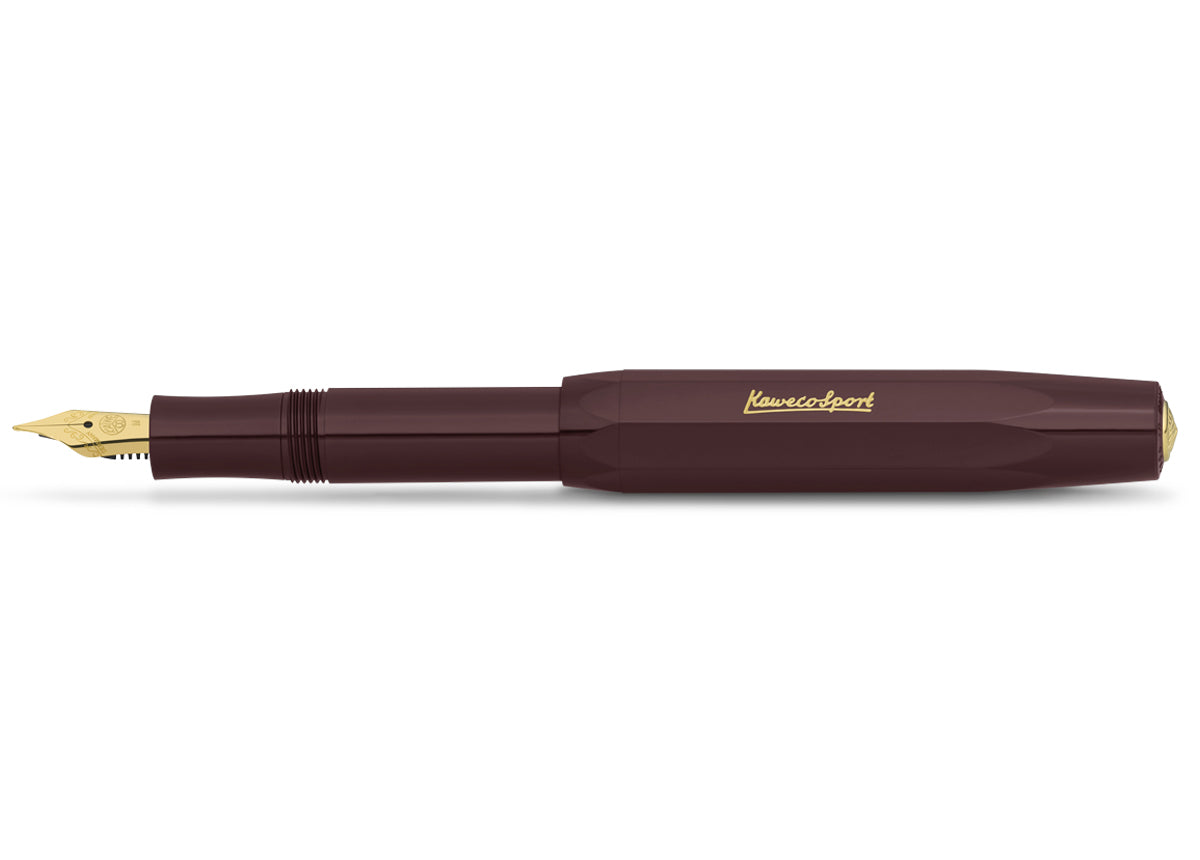 Schwarzer, geöffneter Kaweco Sport Classic Füllhalter mit goldenen Details, wie Feder und Inschrift auf der Kappe. Die Kappe ist auf das Ende gesteckt