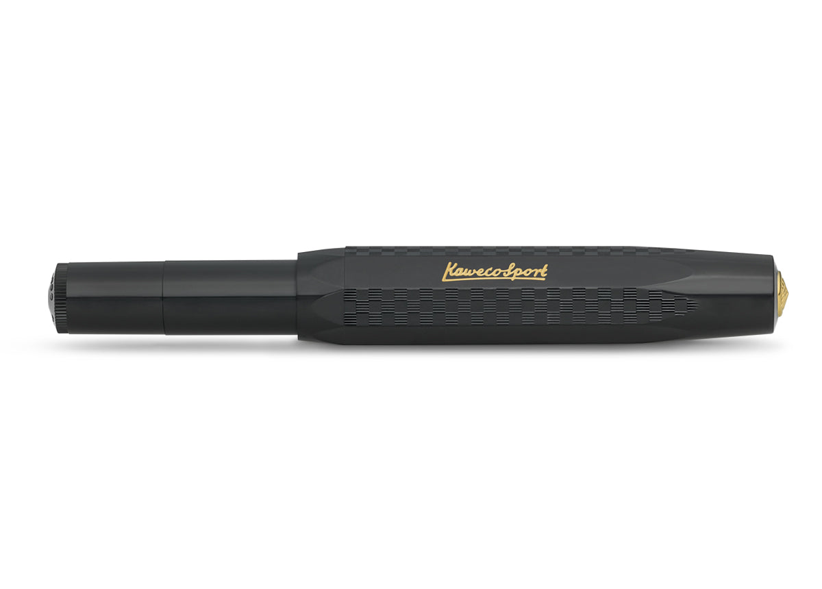 Kaweco Sport Chess Füllhalter. Schachfeld Optik auf der Kappe mit goldener Inschrift. Füllhalter ist geschlossen.