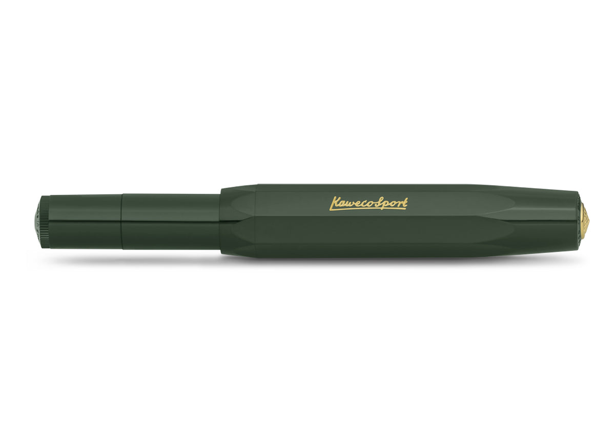 Grüner, geschlossener Kaweco Sport Classic Füllhalter mit goldenen Details, wie Feder und Inschrift auf der Kappe.