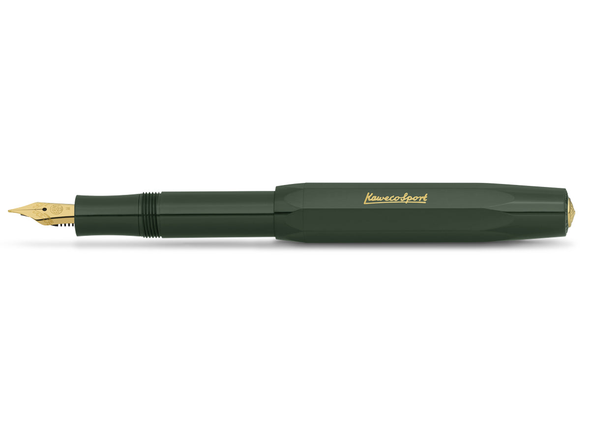 Grüner, geöffneter Kaweco Sport Classic Füllhalter mit goldenen Details, wie Feder und Inschrift auf der Kappe. Die Kappe ist auf das Ende gesteckt
