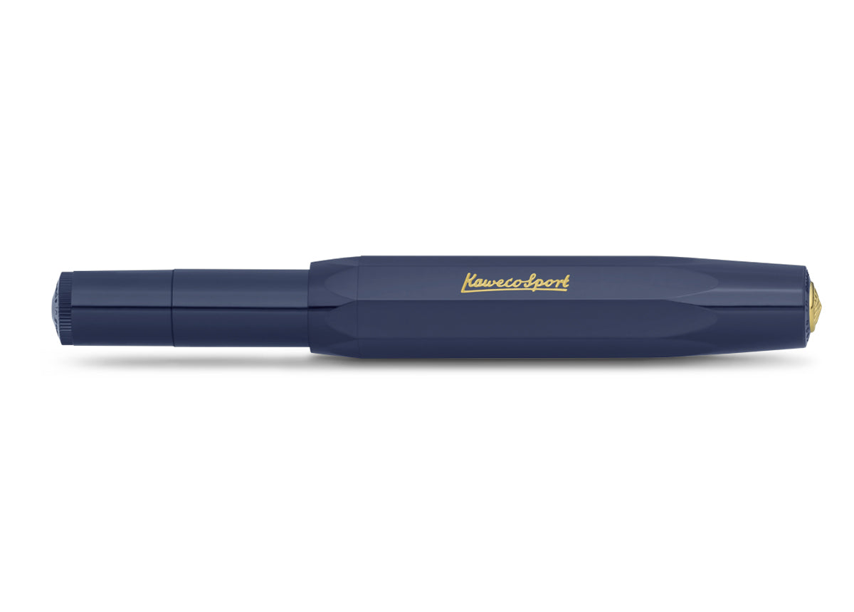 Blauer, geschlossener Kaweco Sport Classic Füllhalter mit goldenen Details, wie Feder und Inschrift auf der Kappe.