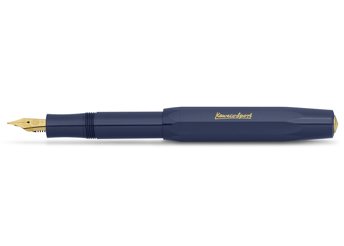 Blauer, geöffneter Kaweco Sport Classic Füllhalter mit goldenen Details, wie Feder und Inschrift auf der Kappe. Die Kappe ist auf das Ende gesteckt