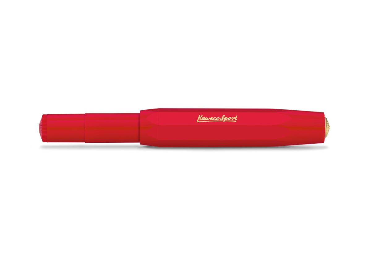 Roter, geschlossener Kaweco Sport Classic Füllhalter mit goldenen Details, wie Feder und Inschrift auf der Kappe.