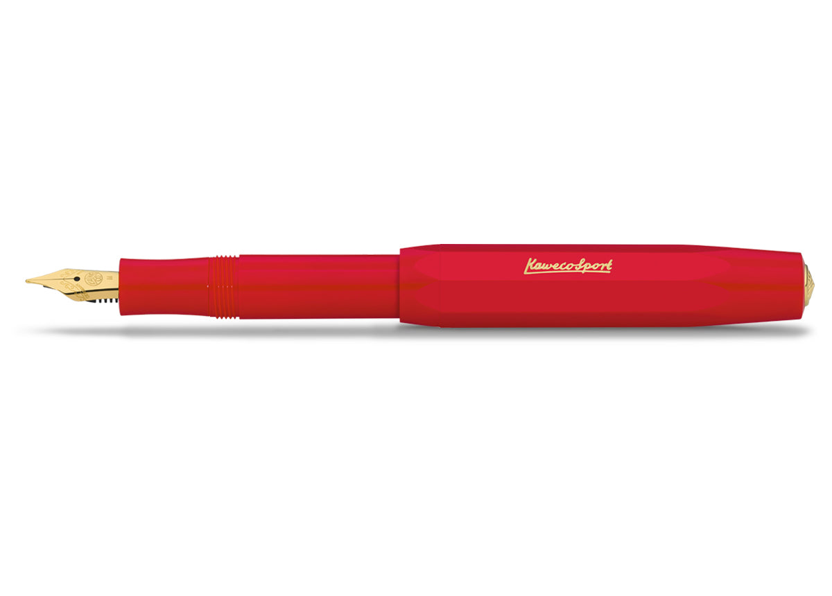 Roter, geöffneter Kaweco Sport Classic Füllhalter mit goldenen Details, wie Feder und Inschrift auf der Kappe. Die Kappe ist auf das Ende gesteckt