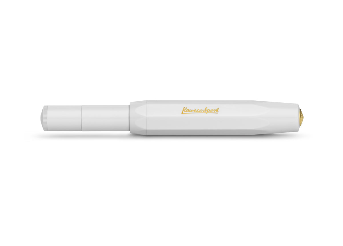 Weißer, geschlossener Kaweco Sport Classic Füllhalter mit goldenen Details, wie Feder und Inschrift auf der Kappe.
