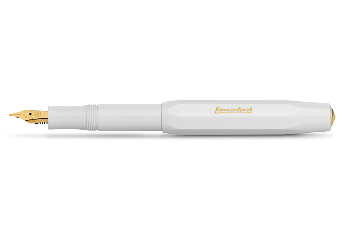 Weißer, geöffneter Kaweco Sport Classic Füllhalter mit goldenen Details, wie Feder und Inschrift auf der Kappe. Die Kappe ist auf das Ende gesteckt