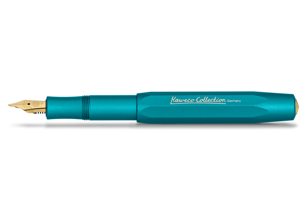 Geöffneter Kaweco Füllhalter in Iguana blau mit goldener Feder und aufgeschraubter Kappe.