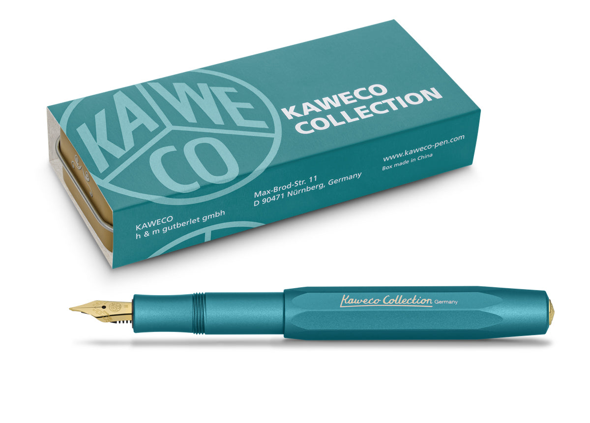 Iguana blauer Kaweco Füllhalter, geöffnet. Dahinter eine passende Dose mit blauem Umschlag.