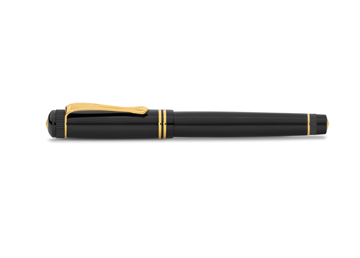 Geschlossener, schwarzer Kaweco Dia Füllhalter mit goldenen Details