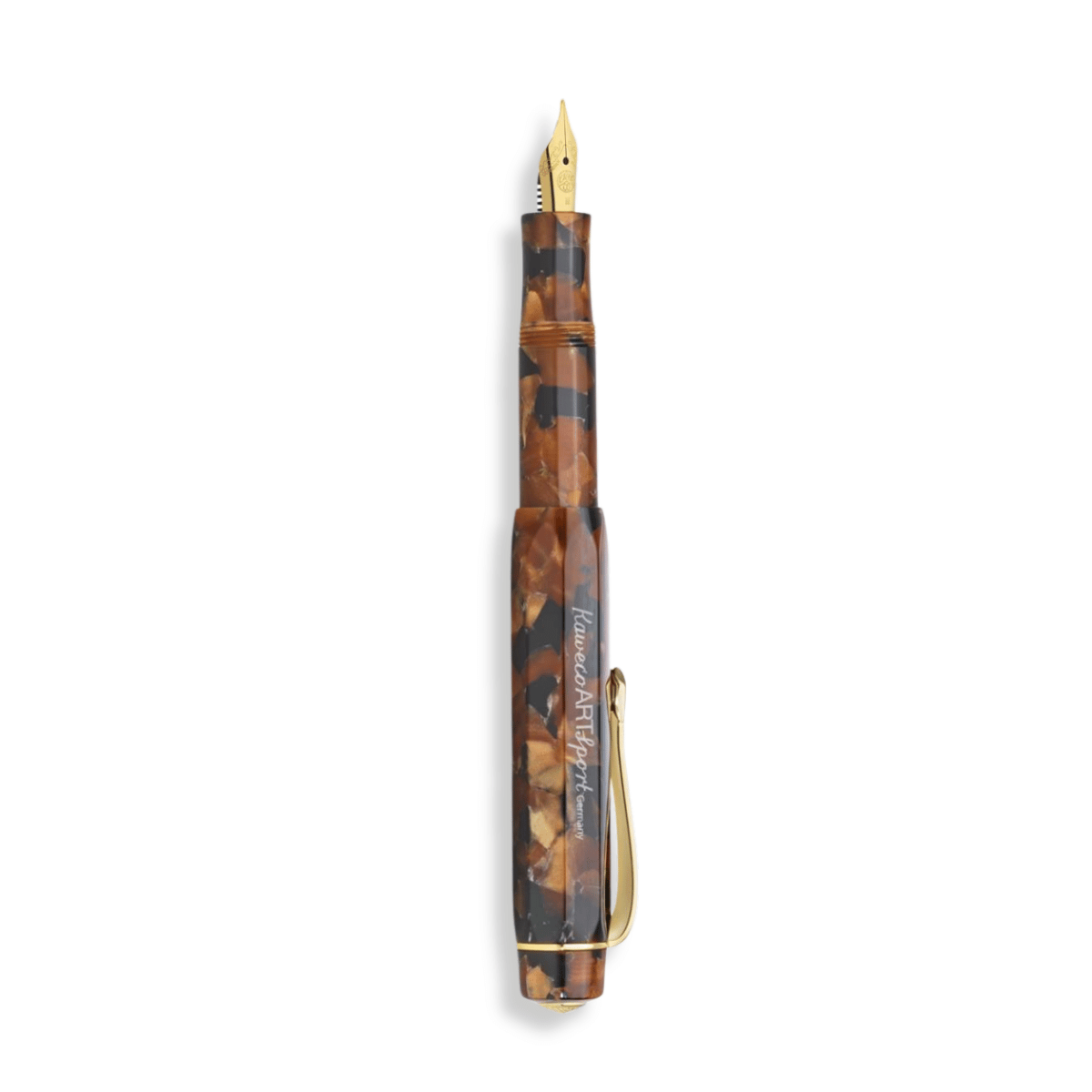 Kaweco Art aus Acryl in braun mit integriertem Clip in der Kappe. Geöffnet, Kappe ist auf das Ende gesteckt.