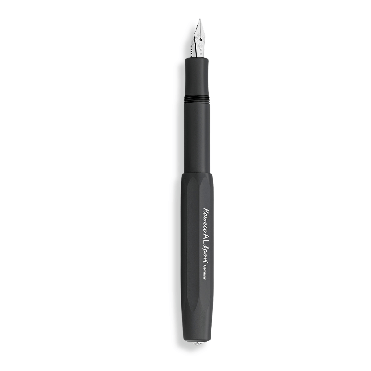 Geöffneter Kaweco AL Füllhalter in schwarz mit Stahlfeder. Die Kappe ist auf das Ende geschraubt.