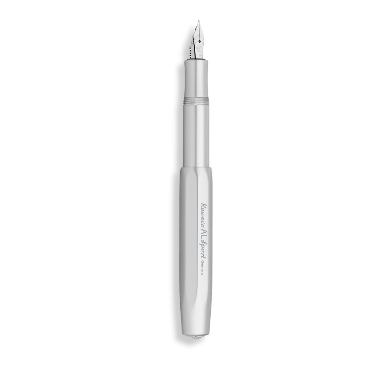 Kaweco Aluminium Füllhalter in silber mit geöffneter Kappe, die auf das Ende geschraubt ist.