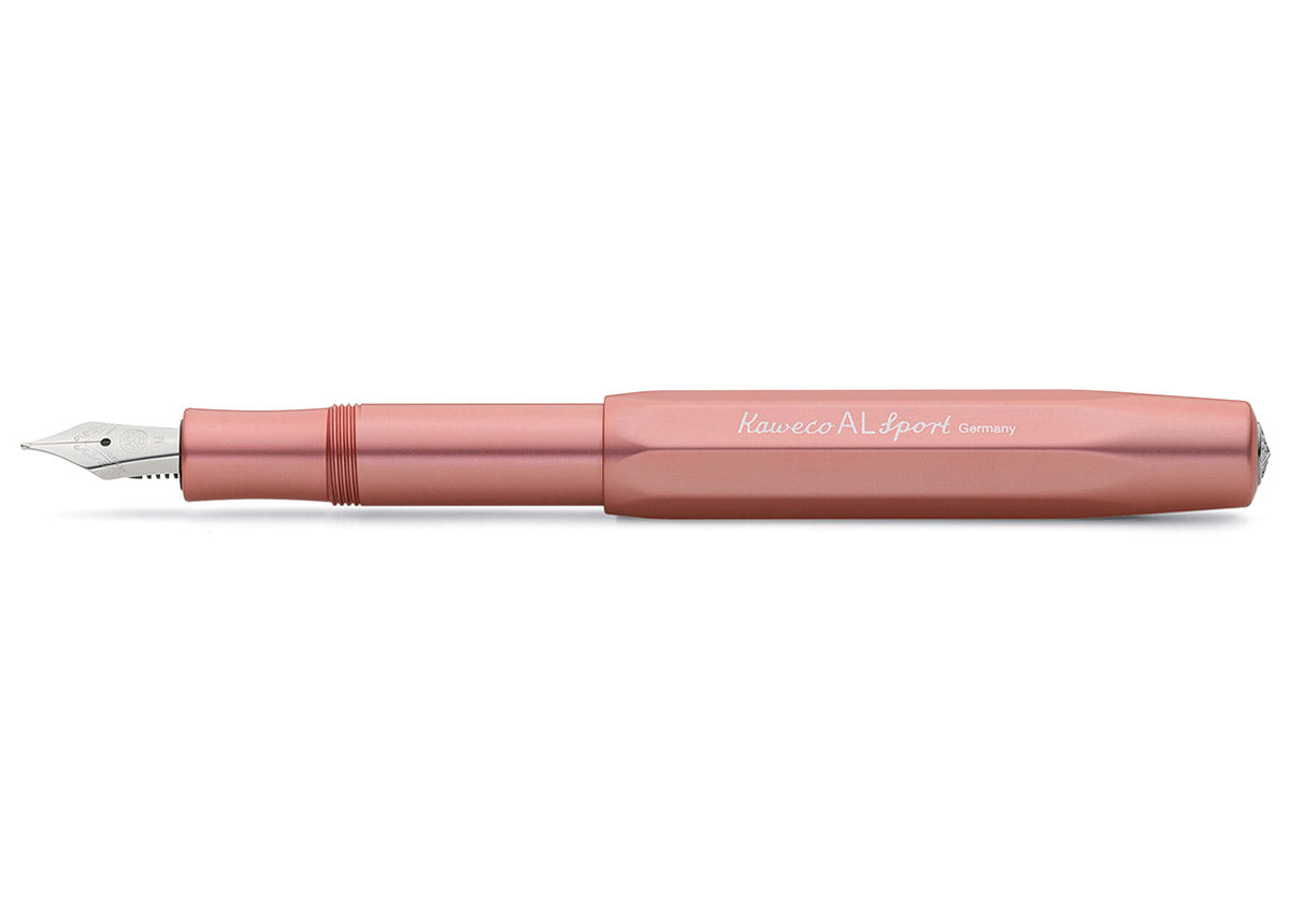 Kaweco Füllhalter Aluminium rose mit aufgeschraubter Kappe am Ende, liegend