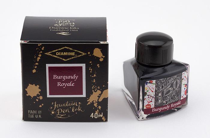 40ml Tintenglas von Diamines Burgundy Royale, neben der dazugehörigen Verpackung.