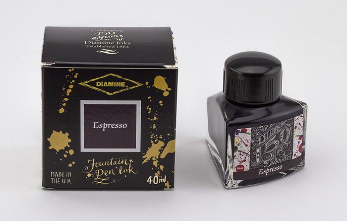 40ml Tintenglas von Diamines Espresso neben der dazugehörigen Verpackung.