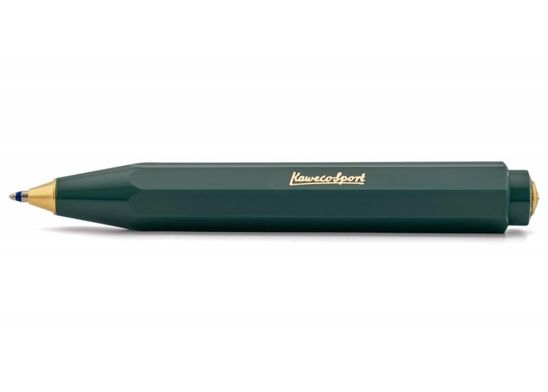 Grüner, geöffneter Kaweco Sport Classic Kugelschreiber mit Inschrift auf dem Korpus.