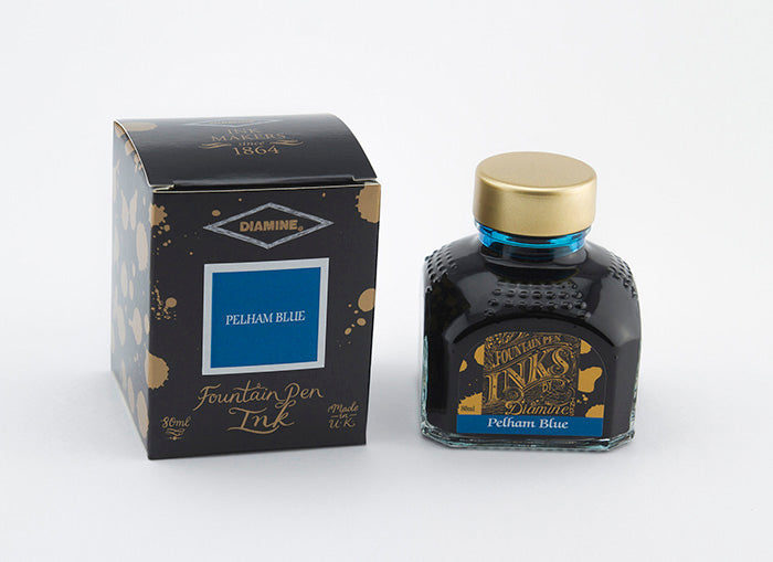 Diamine Pelham Blue 80ml Tintenglas neben der dazugehörigen Verpackung.