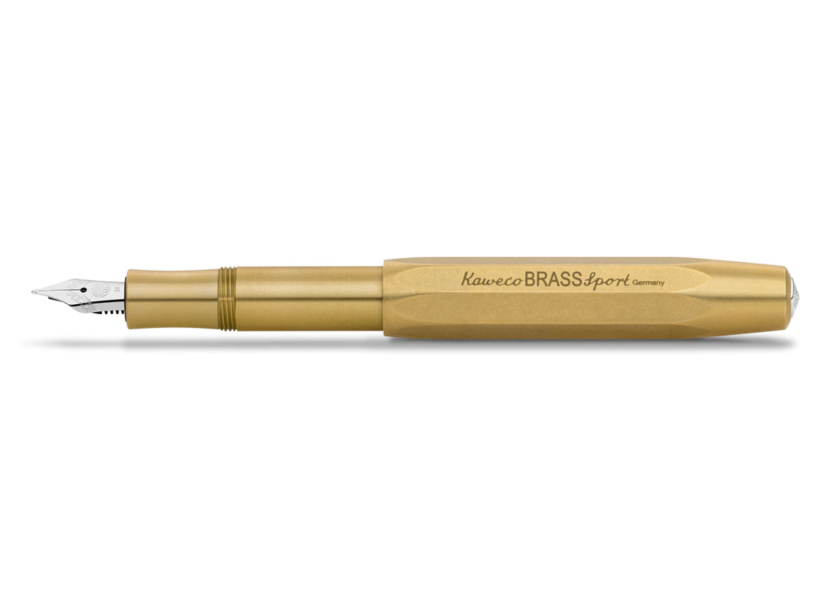 Kaweco Messing Füllhalter, geöffnet mit Deckel auf das Ende gesteckt. 