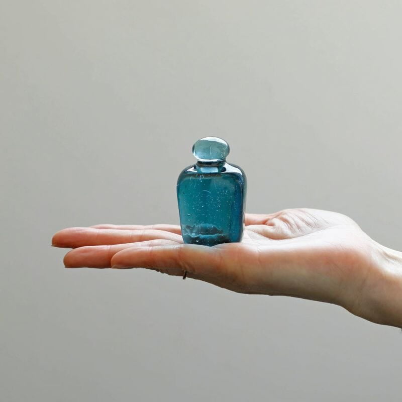 Attaché - Briefbeschwerer aus Altglas