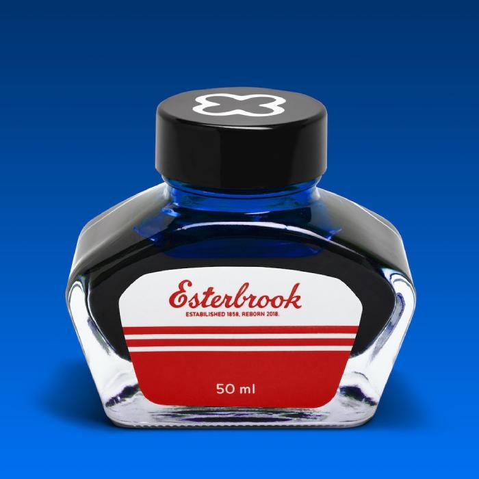 Esterbrook Tinte in einer 50ml Glasflasche, vor einem blauen Hintergrund.
