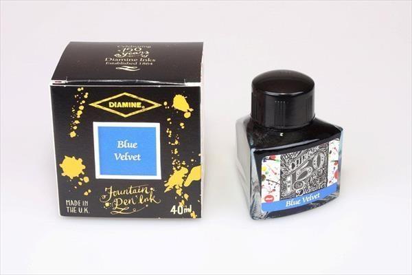 40ml Tintenglas von Diamines Blue Velvet neben der dazugehörigen Verpackung.