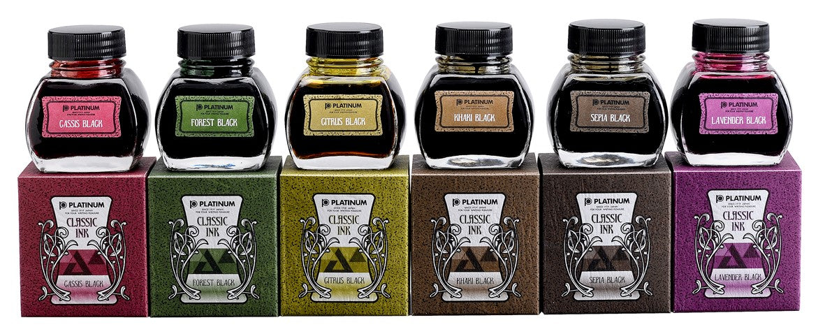 Alle sechs Farben der Platinum Classic Inks nebeneinander. Die Glasflaschen stehen auf den jeweils dazugehörigen Kartons.