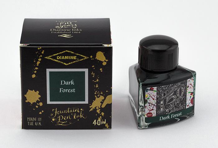 40ml Tintenglas von Diamines Dark Forest neben der dazugehörigen Verpackung.