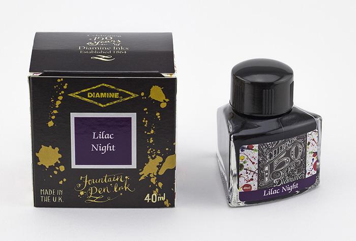 Tintenglas Diamine Lilac Night neben der dazugehörigen Verpackung.