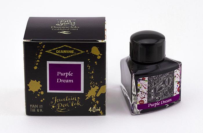 Diamine Purple Dream in einer 40ml Glasflasche neben der dazugehörigen Verpackung.