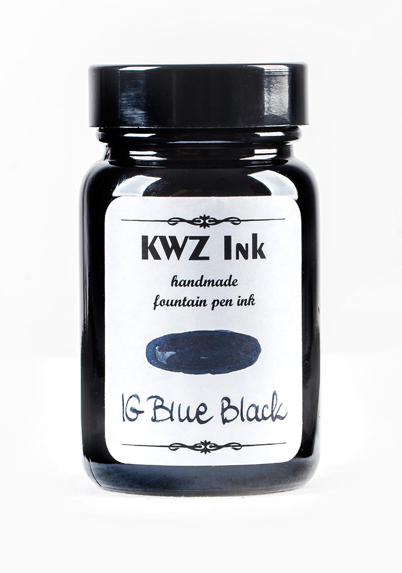 Eisengallustinte von KWZ in blau #5 in 60ml Glasflasche mit Schreibprobe und Swatch auf dem Etikett.