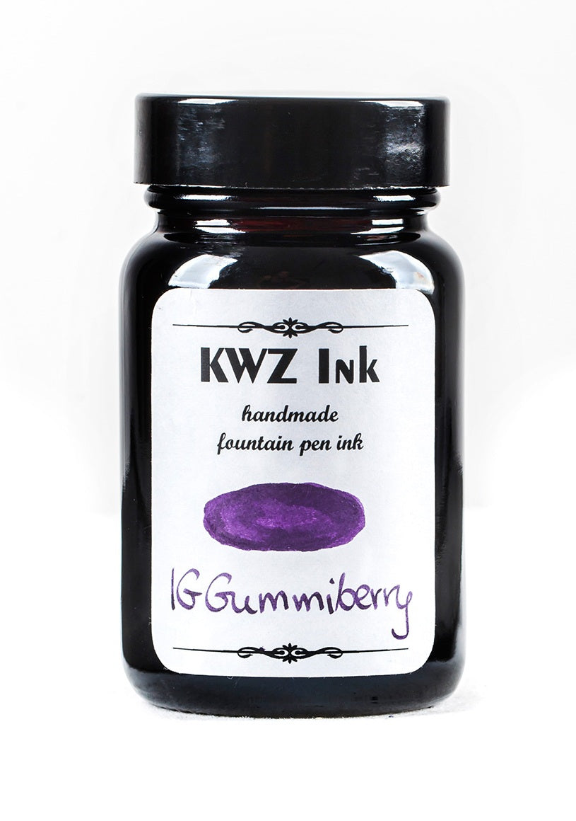 Eisengallustinte Gummiberry von KWZ in einer 60ml Glasflasche mit Schriftprobe und Swatch auf dem Etikett.