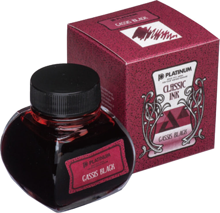 Platinum Cassis Black in einer 60ml Glasflasche neben der Verpackung. 