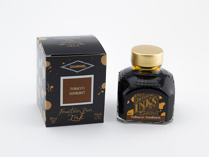 80 ml Tintenglas Tobacco Sunburst von Diamine neben der dazugehörigen Verpackung.