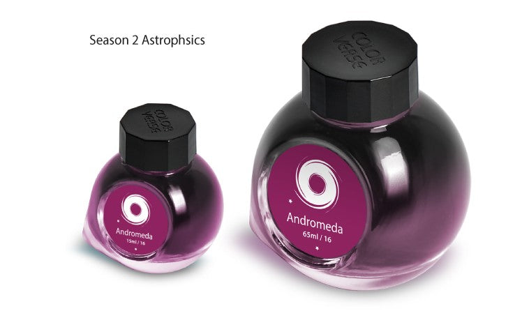 65ml Tintenglas der Farbe Andromeda und 15ml Tintenglas der Farbe Andromeda.