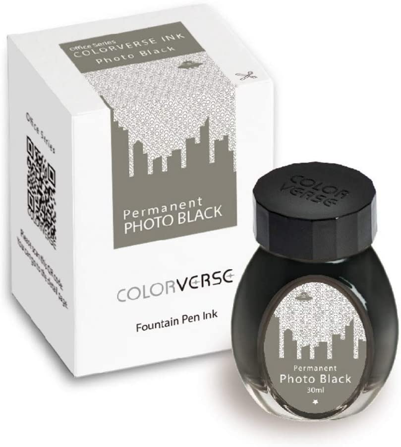 Colorverse Permanent Photo Black in einem 30ml Tintenglas neben der dazugehörigen Verpackung.