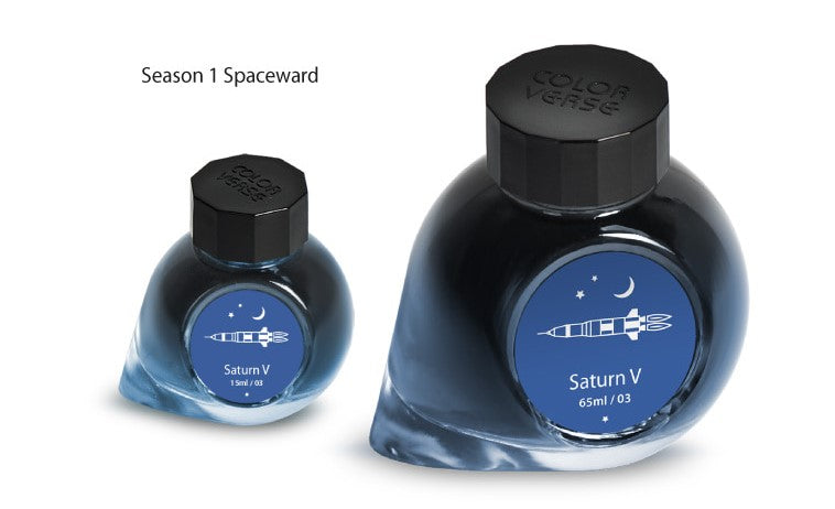 65ml Tintenglas der Farbe Saturn V und 15ml Tintenglas der Farbe Saturn V von Colorverse nebeneinander. 